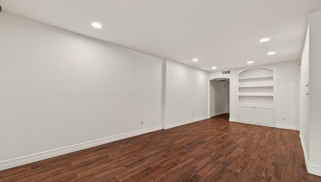 Building Photo - 482 N Post Oak Ln