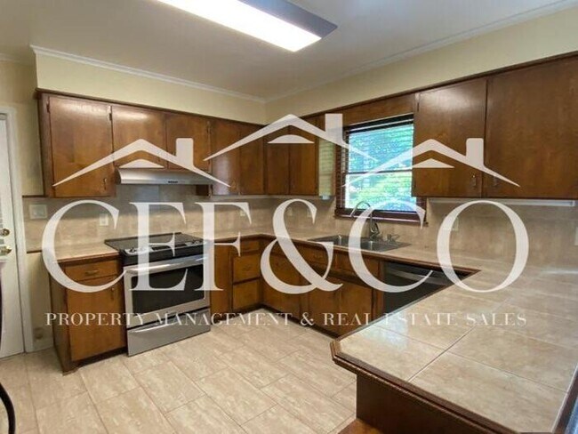 Building Photo - Large 2-Story 3BR/3BA Home with Garage, Ap...