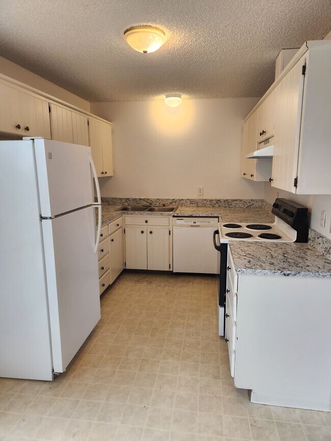 Building Photo - Selah 3br 1ba duplex with carport and WATE...