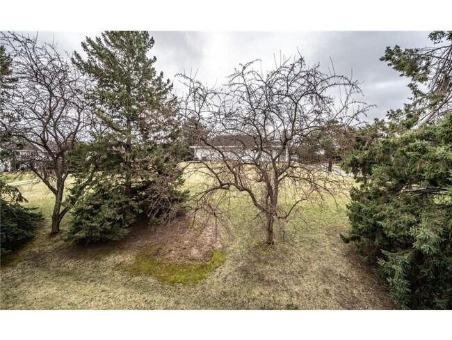 Building Photo - Bright & Updated Townhome in Eagan with Gr...