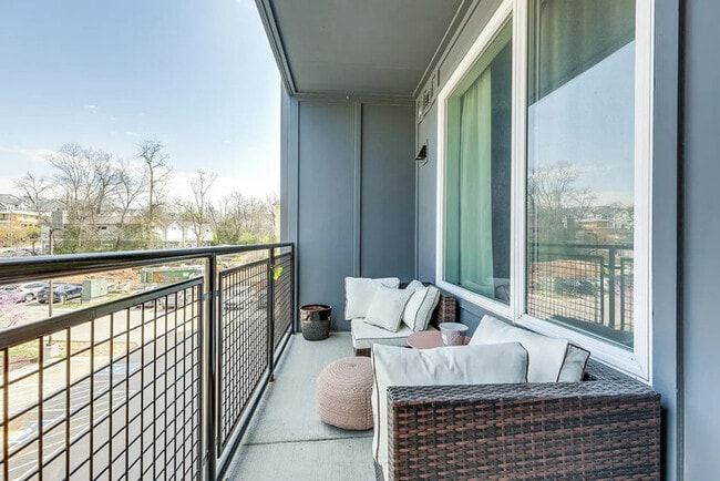 Building Photo - Stylish Updated Apartment Minutes from Downtown