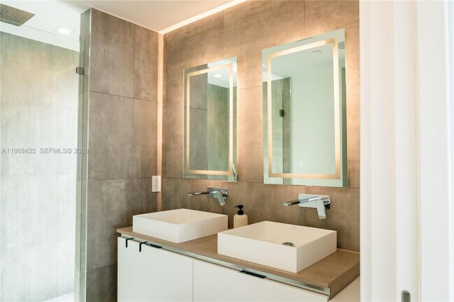 Building Photo - 1930 Bay Dr