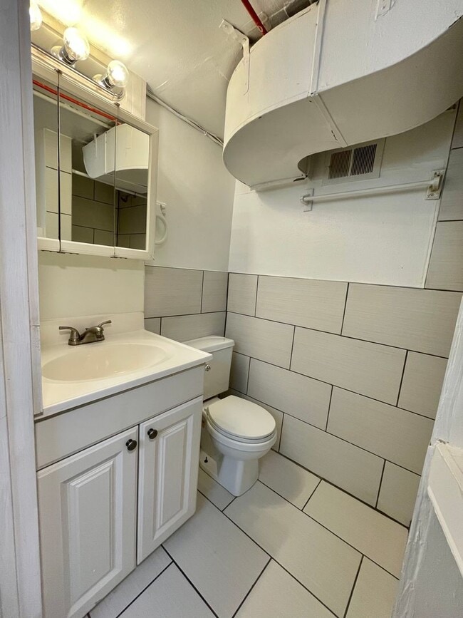 Building Photo - ADORABLE 4 bedroom standalone home - AVAIL...