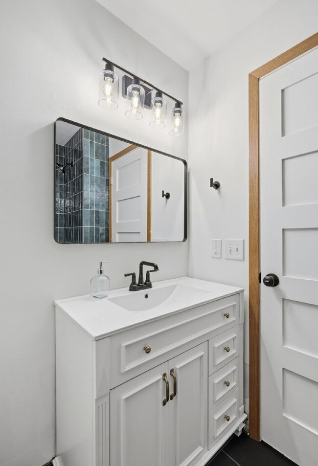 Building Photo - Nicely remodeled side by side duplex 3-Bed Home with Gleaming Hardwood Floors & New carpet in Hop...