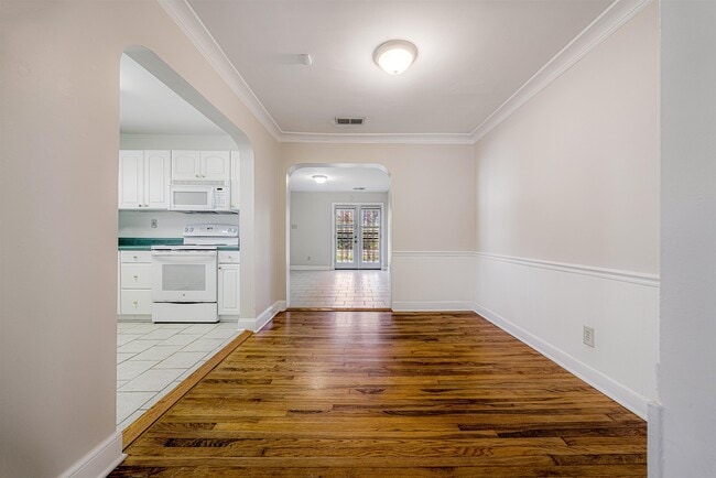 Building Photo - 672 Watson St