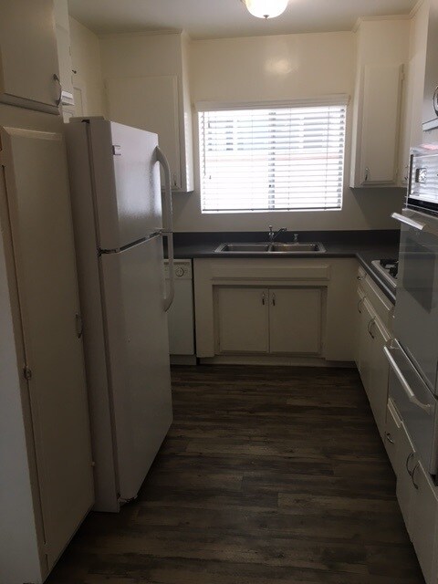 Kitchen - 1625 Armacost Ave