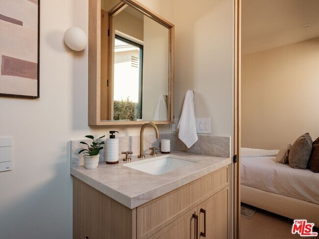 Building Photo - 14647 Morrison St