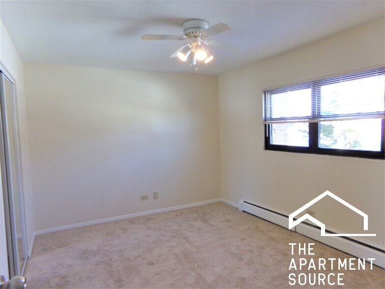 Building Photo - 1644 W Sherwin Ave