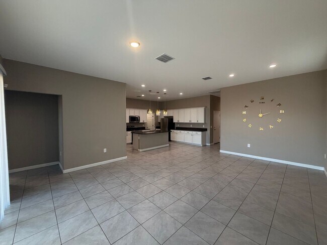 Building Photo - 40916 W Shaver Dr