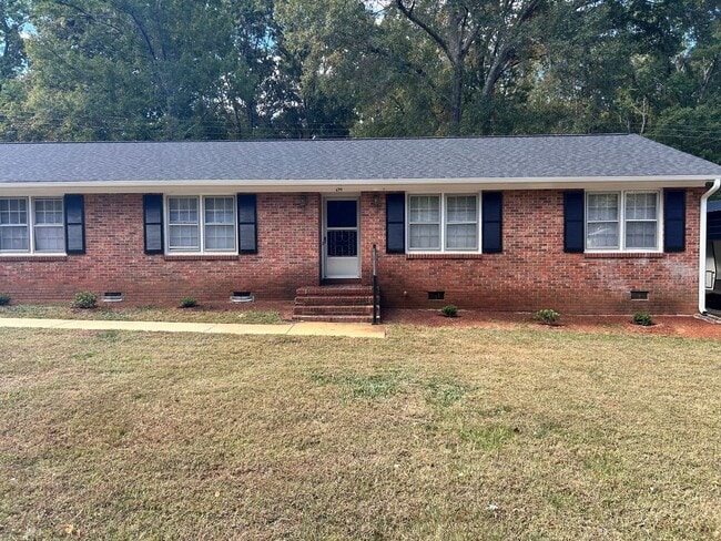 Building Photo - 3 Bedroom, 2 Bathroom Brick Home