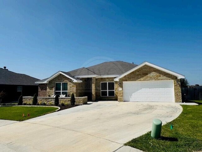 Building Photo - Modern 3-Bedroom Home