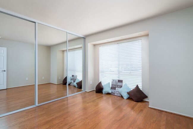 Building Photo - A beautiful Coranado II for Lease