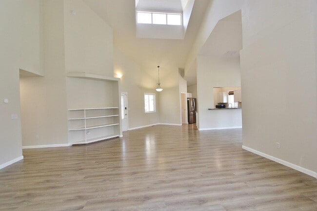 Building Photo - 2610 N Shoveler Way