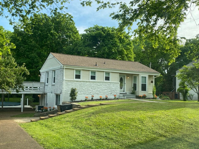 Building Photo - 828 Lemont Dr