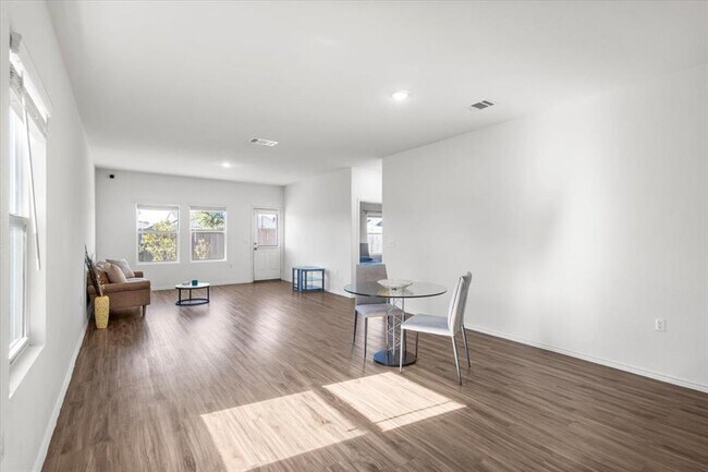 Building Photo - 2313 Forgetmenot Ln