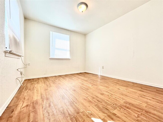 Building Photo - 1700 Karen Dr