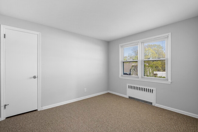 Building Photo - 1025 Louise Ave