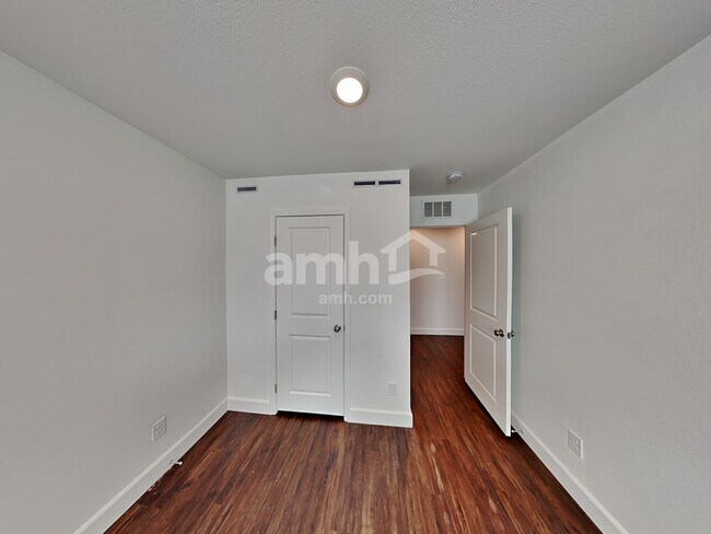 Building Photo - 10465 Beavertail Hill Ave