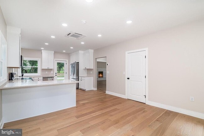 Building Photo - 4910 Earl Dr