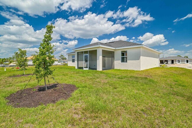 Building Photo - ** 3 + Den Home in NW Cape ~ 2 Car Garage **