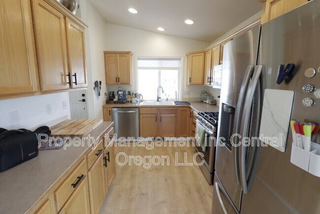 Building Photo - 908 NW Spruce Tree Pl