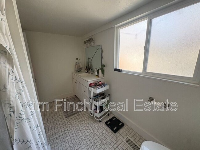 Building Photo - 1149 S Lk St