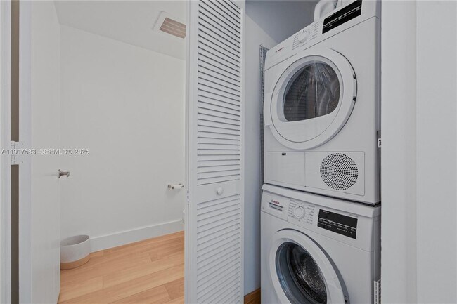 Building Photo - 601 NE 36th St