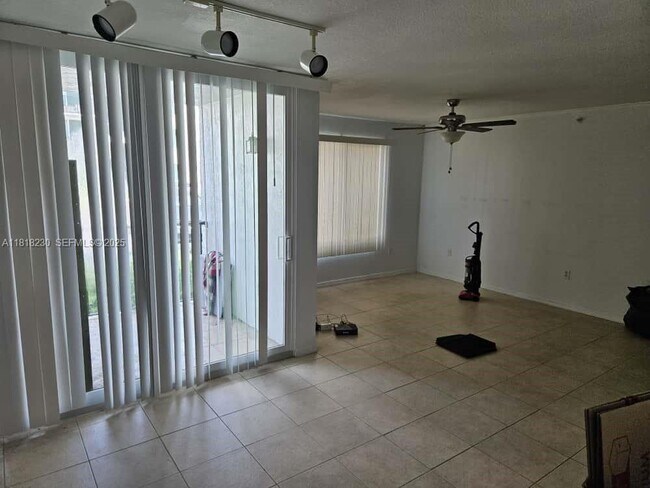 Building Photo - 207 Villa Cir