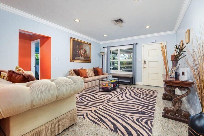 Building Photo - 145 SE 3rd Ave