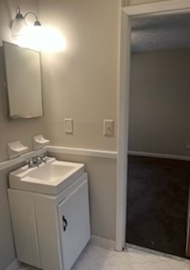 Building Photo - Tons of space and room to entertain!!