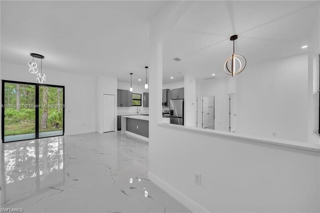 Building Photo - 1006 W 10th St