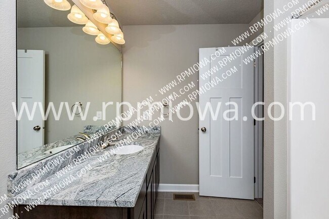 Building Photo - 4721 NE Oak Dr