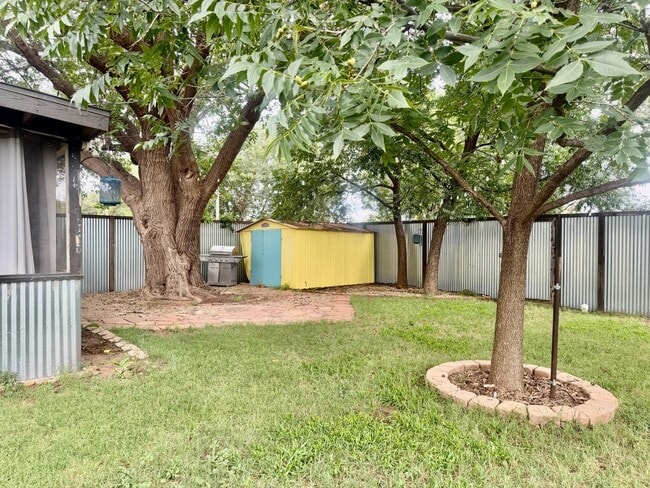 Building Photo - Charming Central Lubbock Home 3/2 with Gorgeous Updates Throughout!