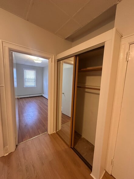 Building Photo - 32 E 47th St