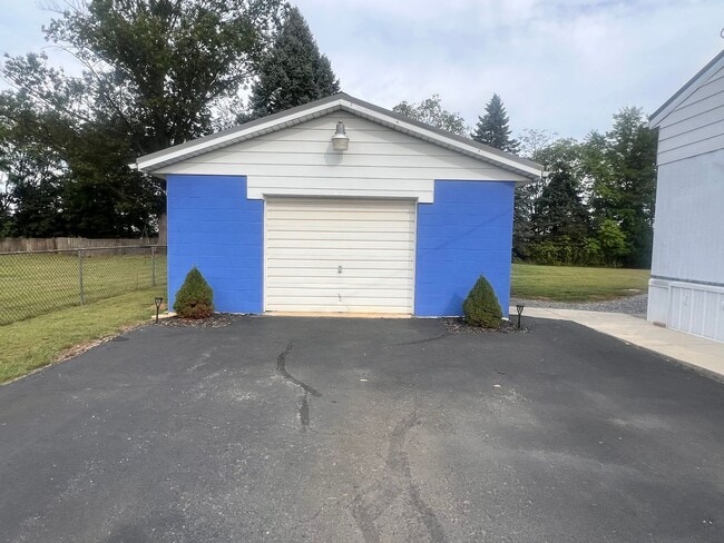 Building Photo - Pet-Friendly single family with large deta...