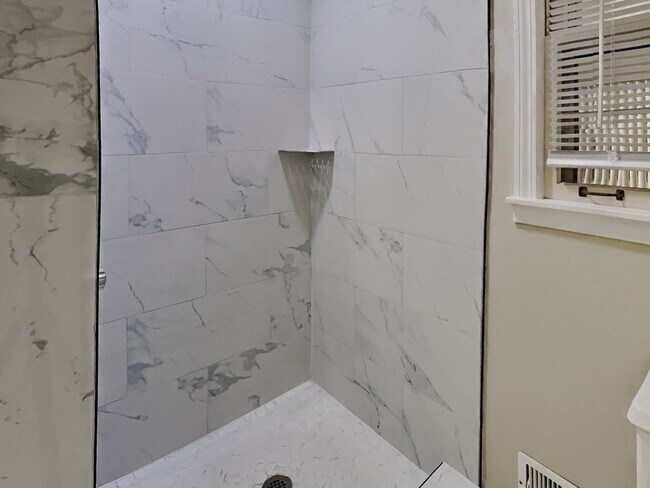 Building Photo - 204 Leach Cir