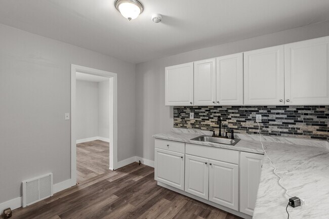 Building Photo - 12666 Cloverlawn Ave