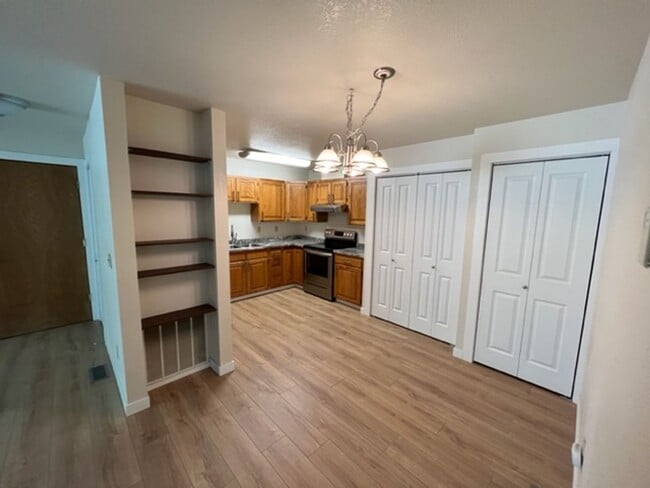 Building Photo - 2 Bedroom Condo!