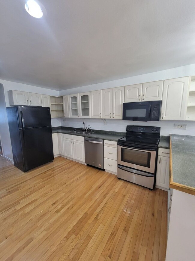 Building Photo - Charming newly updated 2 bedroom 1 bath ho...