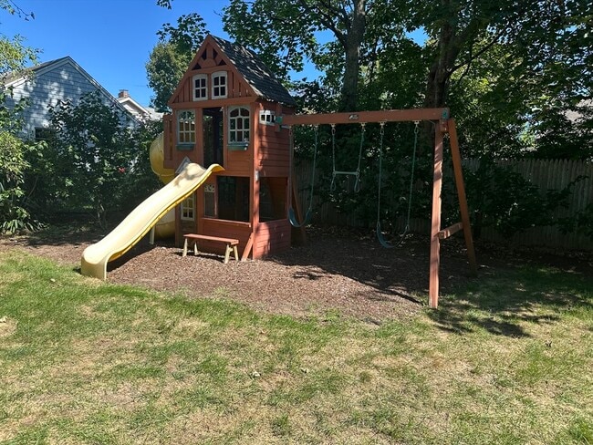 Building Photo - 12 Pearl St