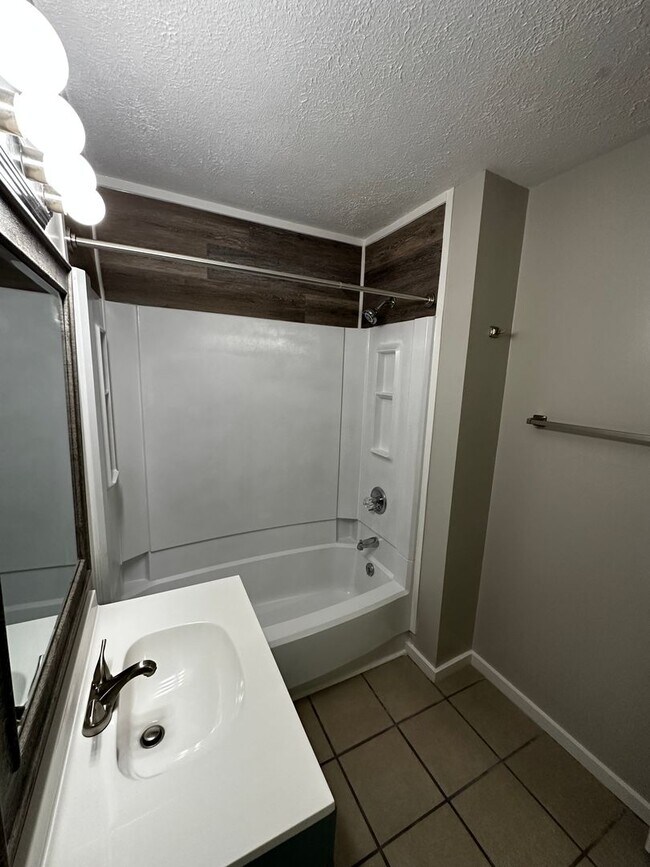 Building Photo - Newly Renovated 1 Bedroom, available Mid A...