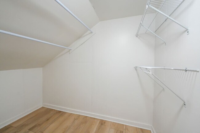 Building Photo - Check out this gem in Schnitzelburg!!