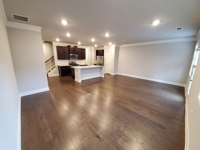 Building Photo - Charming 3-Bedroom Townhome with Stylish F...