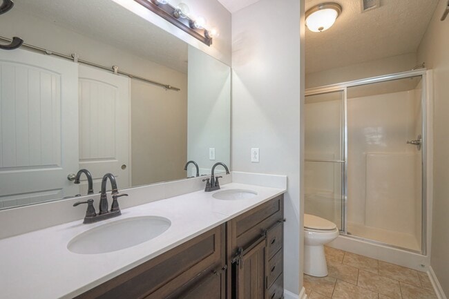 Building Photo - 911 Dahlia Dr