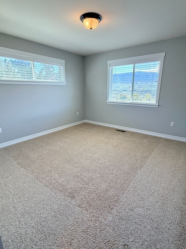 Building Photo - Luxury, golf course living with VIEWS! 3+ bed, 3 bath, three car garage and so much more!