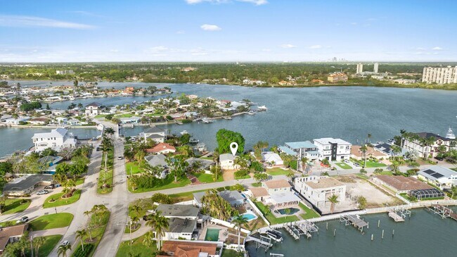 Building Photo - Waterfront 3 Bedroom in Yacht Club Estates