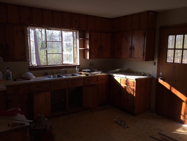 Building Photo - 2716 Wood Dr NE