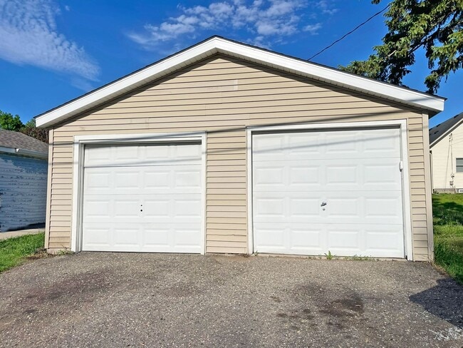 Building Photo - All New From Top To Toe, Gorgeous Home with Stunning Kitchen, Primary Suite, Family Room & More!