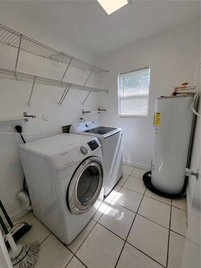 Building Photo - $3,100MONTHLY;35 SW 7TH ST #2 HALLENDALE B...