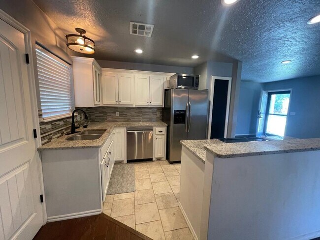 Building Photo - Adorable 4 Bedroom Home For Lease